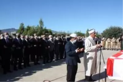 Dr. Fazıl Küçük'ün eşi Süheyla Küçük, son yolculuğuna uğurlandı Dr. Fazıl Küçük'ün eşi Süheyla Küçük, son yolculuğuna uğurlandı