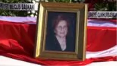 Dr. Fazıl Küçük'ün eşi Süheyla Küçük son yolculuğuna uğurlandı Dr. Fazıl Küçük'ün eşi Süheyla Küçük son yolculuğuna uğurlandı