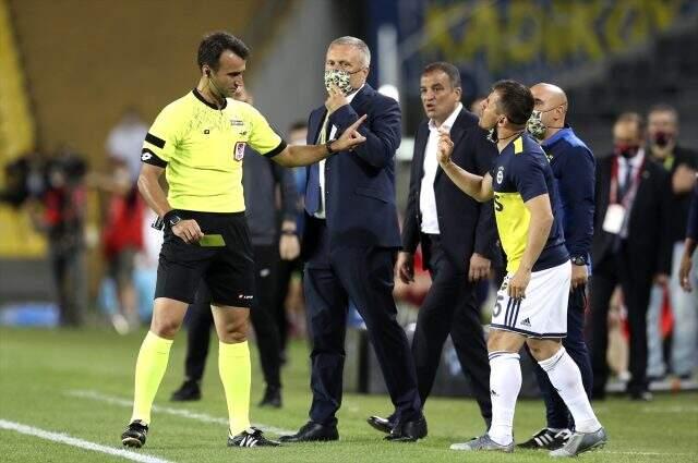 Emre'den hakeme tepki Emre'den hakeme tepki