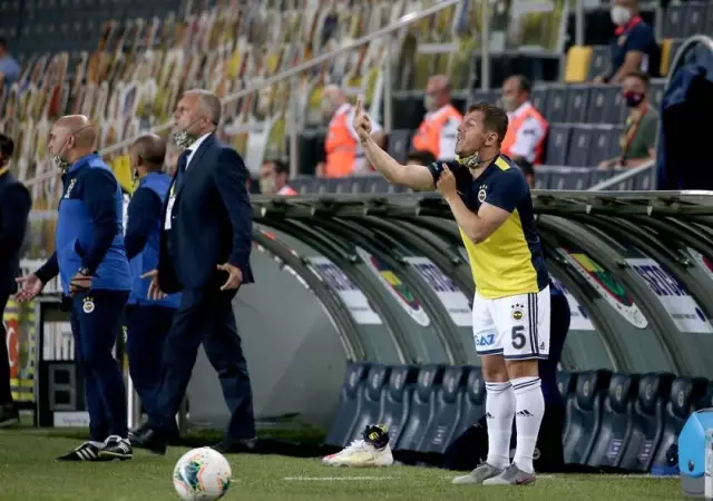 Ozan Tufan'ın kırmızı kartı sonrası, Emre Belözoğlu hakeme sert tepki gösterdi Ozan Tufan'ın kırmızı kartı sonrası, Emre Belözoğlu hakeme sert tepki gösterdi