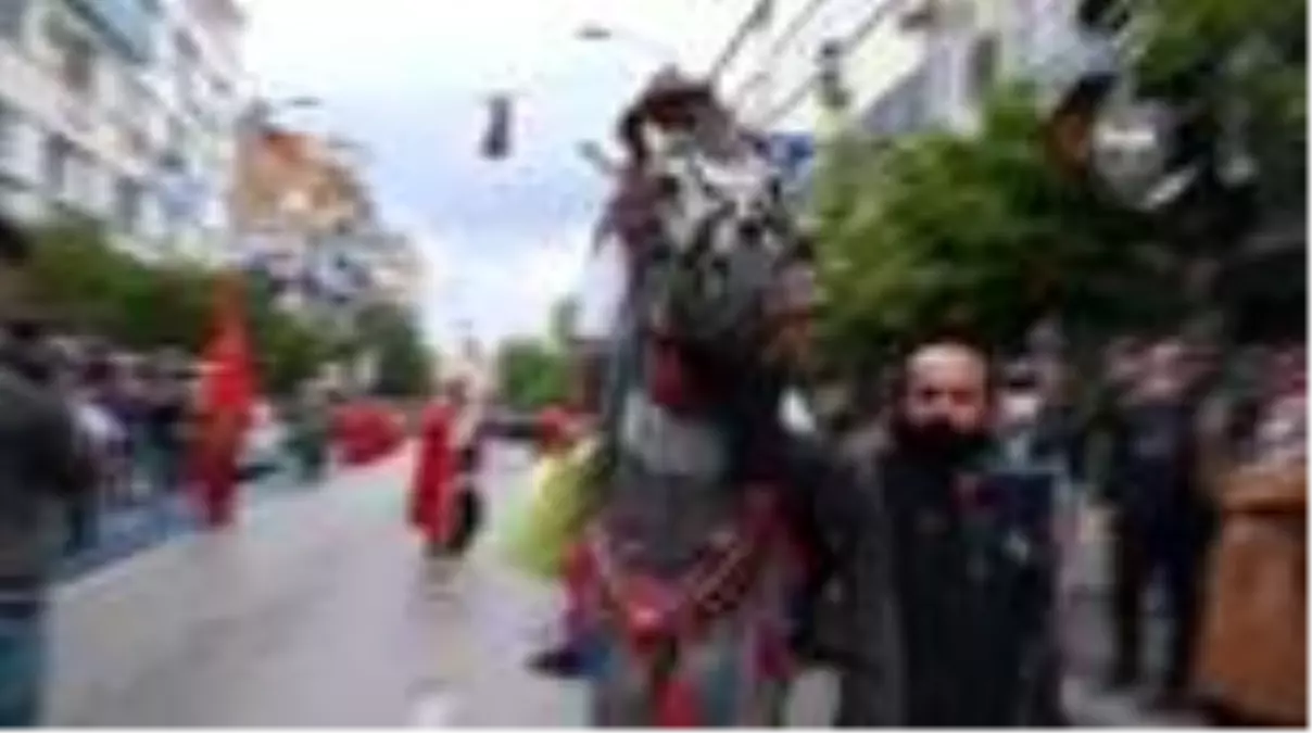 Isparta'da gül konvoyu renkli görüntülere sahne oldu