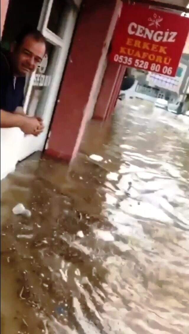 İzmir'de sağanak nedeniyle dere taştı, dükkan ve araçlar sular altında kaldı İzmir'de sağanak nedeniyle dere taştı, dükkan ve araçlar sular altında kaldı