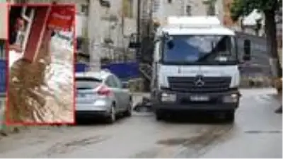 İzmir'de sağanak nedeniyle dere taştı, dükkan ve araçlar sular altında kaldı İzmir'de sağanak nedeniyle dere taştı, dükkan ve araçlar sular altında kaldı