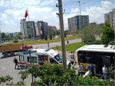 Kavşakta kamyonla otobüs çarpıştı, korkudan bayılan yolcu hastaneye kaldırıldı Kavşakta kamyonla otobüs çarpıştı, korkudan bayılan yolcu hastaneye kaldırıldı