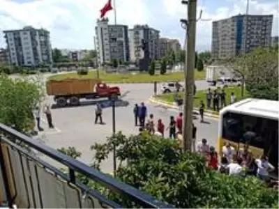 Kavşakta kamyonla otobüs çarpıştı, korkudan bayılan yolcu hastaneye kaldırıldı Kavşakta kamyonla otobüs çarpıştı, korkudan bayılan yolcu hastaneye kaldırıldı