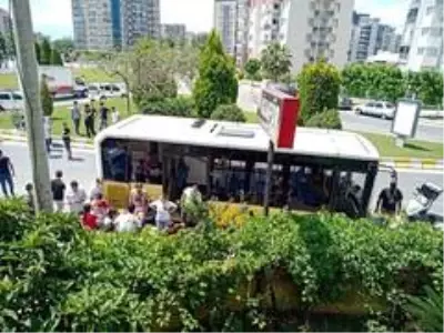 Kavşakta kamyonla otobüs çarpıştı, korkudan bayılan yolcu hastaneye kaldırıldı Kavşakta kamyonla otobüs çarpıştı, korkudan bayılan yolcu hastaneye kaldırıldı