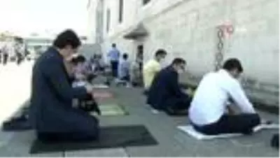 Kocatepe'de sosyal mesafeli Cuma namazı Kocatepe'de sosyal mesafeli Cuma namazı