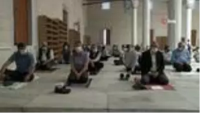 Kocatepe'de sosyal mesafeli Cuma namazı Kocatepe'de sosyal mesafeli Cuma namazı