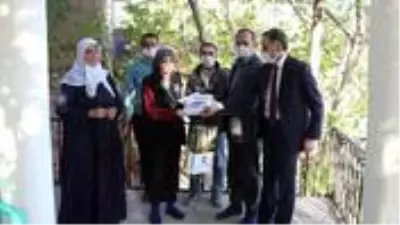 Koronavirüse yakalanan belediye başkanı ev ev gezip kitap dağıttı, 30 kişiye daha hastalık bulaştı Koronavirüse yakalanan belediye başkanı ev ev gezip kitap dağıttı, 30 kişiye daha hastalık bulaştı