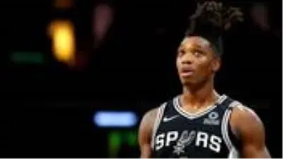 Lonnie Walker, taciz ve tecavüze uğradığı için yıllarca saçlarını uzattığını itiraf etti Lonnie Walker, taciz ve tecavüze uğradığı için yıllarca saçlarını uzattığını itiraf etti