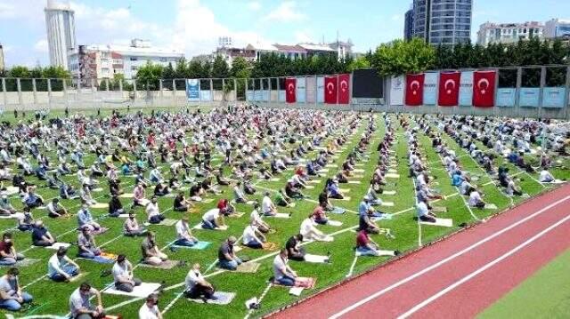 Mahmutbey stadyumunda cuma namazı kılan yüzlerce kişi havadan görüntülendi Mahmutbey stadyumunda cuma namazı kılan yüzlerce kişi havadan görüntülendi