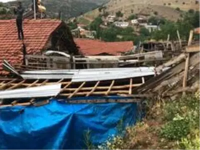 Malatya'da fırtına çatıları uçurdu Malatya'da fırtına çatıları uçurdu