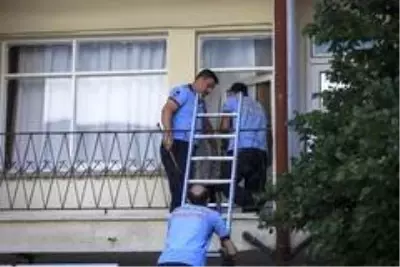 Polis ve itfaiye evde rahatsızlanan yaşlı adam için alarma geçti Polis ve itfaiye evde rahatsızlanan yaşlı adam için alarma geçti