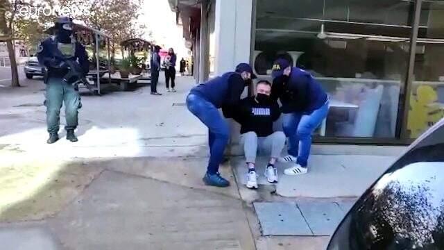 Polisin İzmir'de sıkıştırdığı suç örgütünün lideri Buenos Aires'te yakalandı Polisin İzmir'de sıkıştırdığı suç örgütünün lideri Buenos Aires'te yakalandı