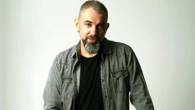 Şarkıcı Cenk Tevetoğlu soyadını değiştirdi: Tarkan'ın kuzeni olduğum için başıma gelmeyen kalmadı Şarkıcı Cenk Tevetoğlu soyadını değiştirdi: Tarkan'ın kuzeni olduğum için başıma gelmeyen kalmadı