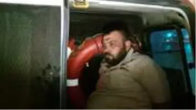 Polise çarpıp kaçan sürücünün otomobilinden 16 kilo esrar çıktı Polise çarpıp kaçan sürücünün otomobilinden 16 kilo esrar çıktı