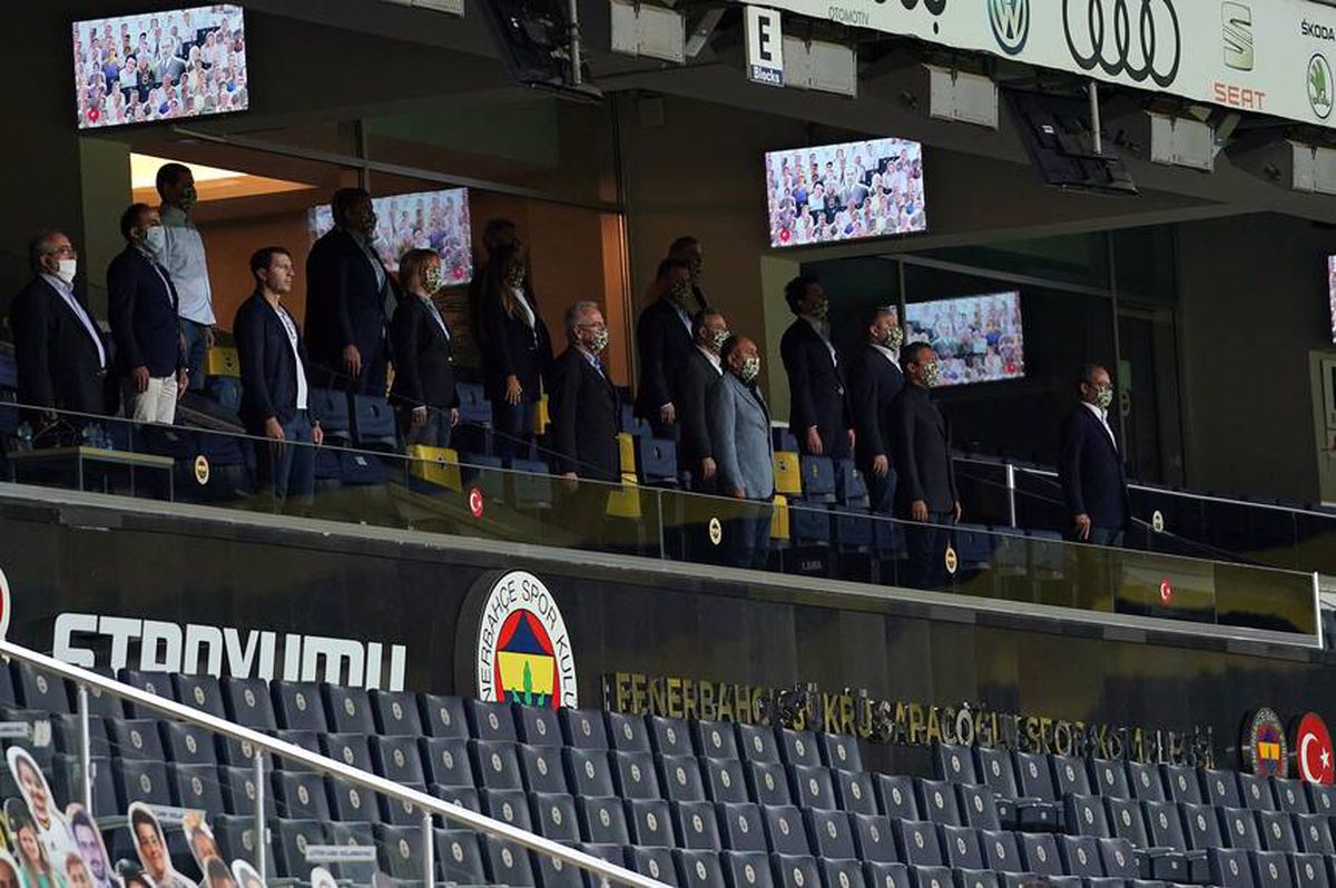 Ülker Stadı'nda protokol tribününde sosyal mesafe kuralına uyuldu