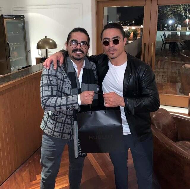 Ünlü şef Özgür Gökçe, abisi Nusret Gökçe'yle çekilen çocukluk fotoğrafını paylaştı Ünlü şef Özgür Gökçe, abisi Nusret Gökçe'yle çekilen çocukluk fotoğrafını paylaştı