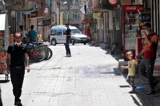 Vaka sayısının arttığı Diyarbakır'da sosyal mesafe unutuldu
