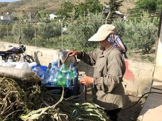Vatandaşlar, şifalı olduğuna inandığı kaynak suyuna büyük talep gösteriyor Vatandaşlar, şifalı olduğuna inandığı kaynak suyuna büyük talep gösteriyor