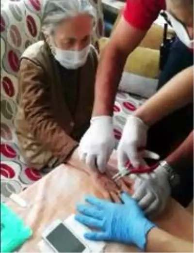 Yaşlı kadının parmağına sıkışan yüzüğü itfaiye ekipleri çıkardı Yaşlı kadının parmağına sıkışan yüzüğü itfaiye ekipleri çıkardı