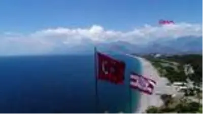 ANTALYA Dünyaca ünlü sahilde sosyal mesafeli yoğunluk ANTALYA Dünyaca ünlü sahilde sosyal mesafeli yoğunluk