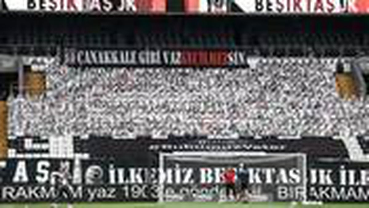 Beşiktaş, Antalyaspor maçı öncesi tribünlere eski başkanlarının fotoğraflarını yerleştirdi