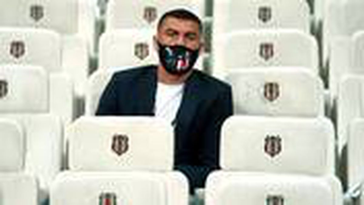 Beşiktaşlı Burak Yılmaz, Antalyaspor maçını tribünde izledi