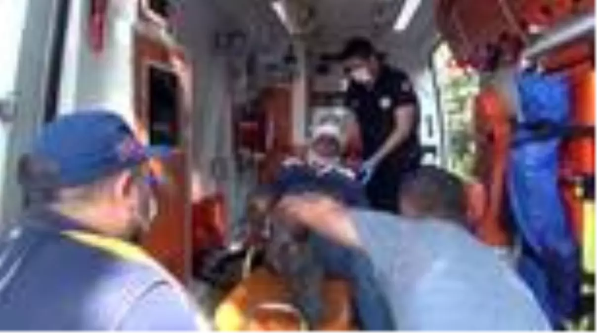 Bursa'da, otomobil ile hafif ticari araç kafa kafaya çarpıştı 3 yaralı