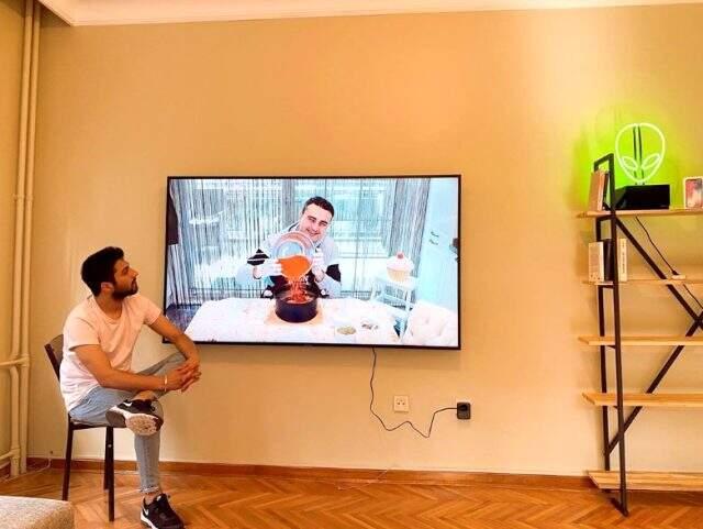 CZN Burak, 'Bana televizyon alacak yok mu?' diyen fenomen Alp Kılınç'ın evine televizyon gönderdi CZN Burak, 'Bana televizyon alacak yok mu?' diyen fenomen Alp Kılınç'ın evine televizyon gönderdi