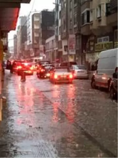 Fatsa'da sağanak yağış etkili oldu, yollar göle döndü Fatsa'da sağanak yağış etkili oldu, yollar göle döndü