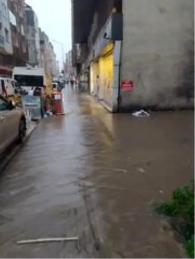 Fatsa'da sağanak yağış etkili oldu, yollar göle döndü Fatsa'da sağanak yağış etkili oldu, yollar göle döndü