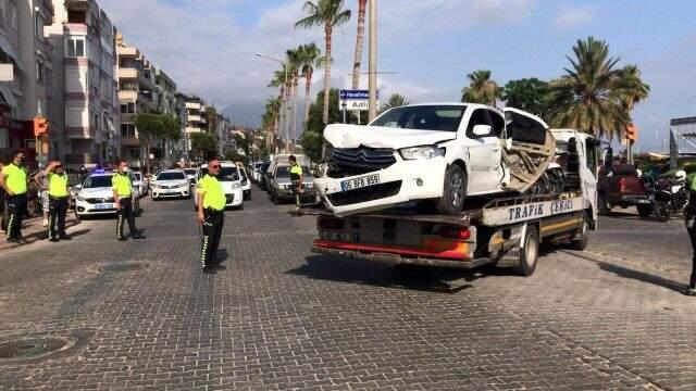Feci kazadan yaralı kurtulan şarkıcı Lara o anları anlattı Feci kazadan yaralı kurtulan şarkıcı Lara o anları anlattı