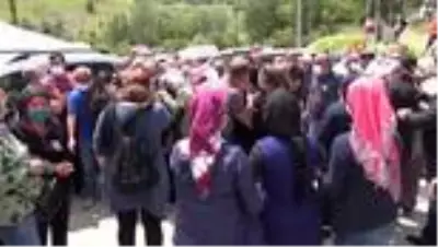 Fransa'da havuzda ölü bulunan anne ve iki çocuğu toprağa verildi Fransa'da havuzda ölü bulunan anne ve iki çocuğu toprağa verildi