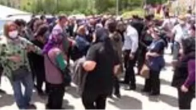 Fransa'da havuzda ölü bulunan anne ve iki çocuğu toprağa verildi Fransa'da havuzda ölü bulunan anne ve iki çocuğu toprağa verildi