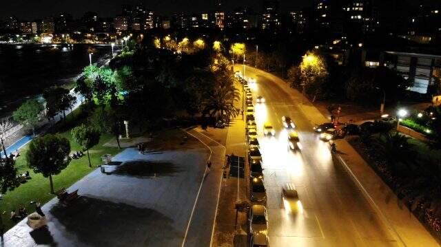 Koronavirüs verilerinin açıklandığı sırada Caddebostan sahilindeki kalabalık görüntüsü şaşırtı Koronavirüs verilerinin açıklandığı sırada Caddebostan sahilindeki kalabalık görüntüsü şaşırtı