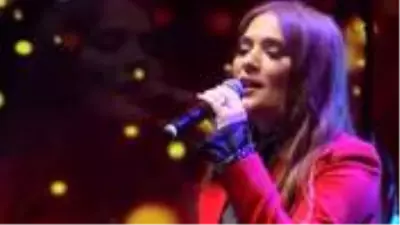 Mihriban türküsünü okuyan Demet Akalın'ın performansı beğenilmeyince Twitter'da trend oldu Mihriban türküsünü okuyan Demet Akalın'ın performansı beğenilmeyince Twitter'da trend oldu