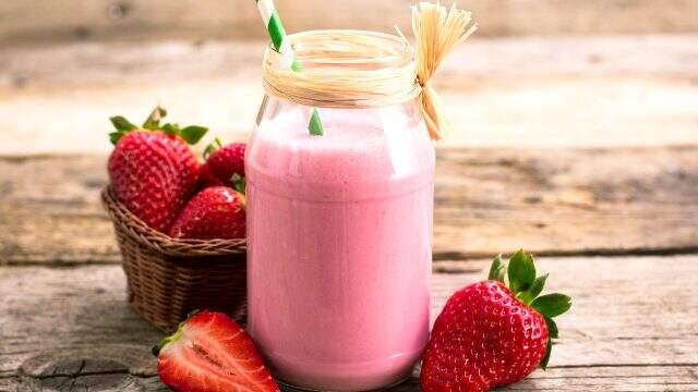 Plajları serinleten lezzet! Çilekli milkshake tarifi