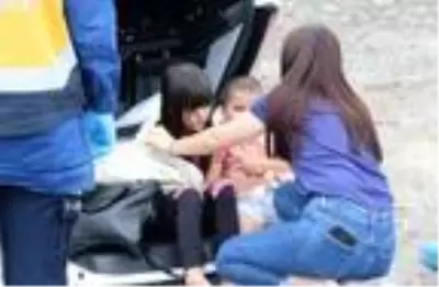 Takla atan otomobil hurdaya döndü, emniyet kemeri takılı olan aile yara almadı