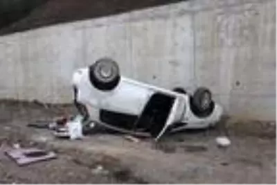Takla atan otomobil hurdaya döndü, emniyet kemeri takılı olan aile yara almadı