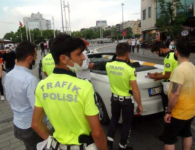 Taksim'de ehliyeti olmayan ve alkollü çıkan Irak vatandaşı polise itiraz edince Türkler karşılık verdi