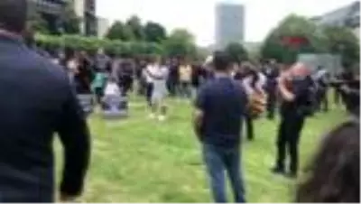 Almanya'da düğün salonu sahiplerinden zurna ve davullu protesto Almanya'da düğün salonu sahiplerinden zurna ve davullu protesto