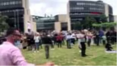 Almanya'da düğün salonu sahiplerinden zurna ve davullu protesto Almanya'da düğün salonu sahiplerinden zurna ve davullu protesto
