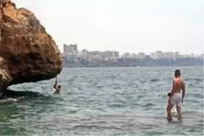 Antalya sahillerinde pazar günü yoğunluğu Antalya sahillerinde pazar günü yoğunluğu