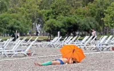 Antalya sahillerinde pazar günü yoğunluğu Antalya sahillerinde pazar günü yoğunluğu