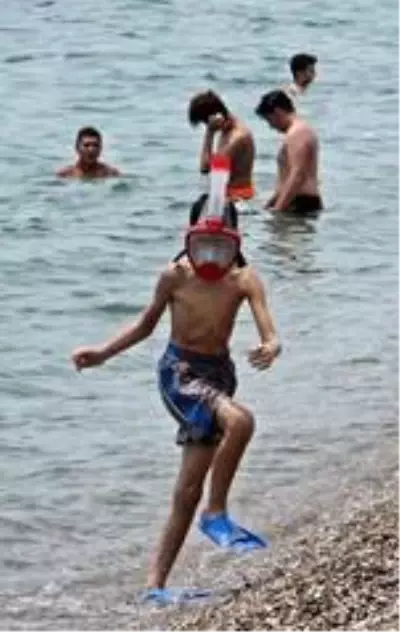 Antalya sahillerinde pazar günü yoğunluğu Antalya sahillerinde pazar günü yoğunluğu