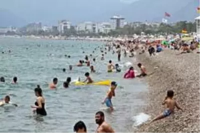 Antalya sahillerinde pazar günü yoğunluğu Antalya sahillerinde pazar günü yoğunluğu