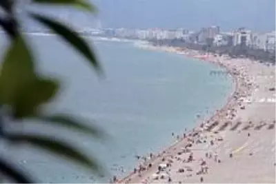 Antalya sahillerinde pazar günü yoğunluğu Antalya sahillerinde pazar günü yoğunluğu