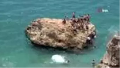 Antalya sahillerinde pazar günü yoğunluğu Antalya sahillerinde pazar günü yoğunluğu