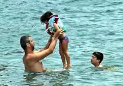 Antalya sahillerinde pazar günü yoğunluğu Antalya sahillerinde pazar günü yoğunluğu